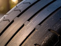 Pneus usés : risque réel sous la pluie et limite légale