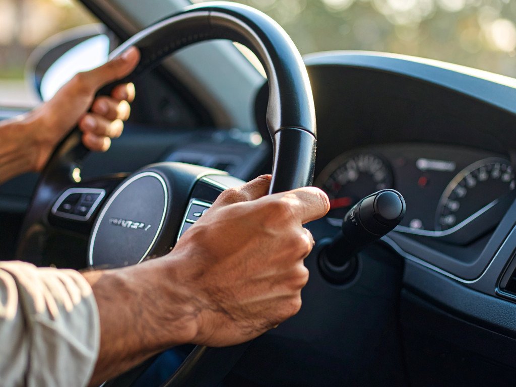 Pourquoi mon volant vibre ? Causes et solutions